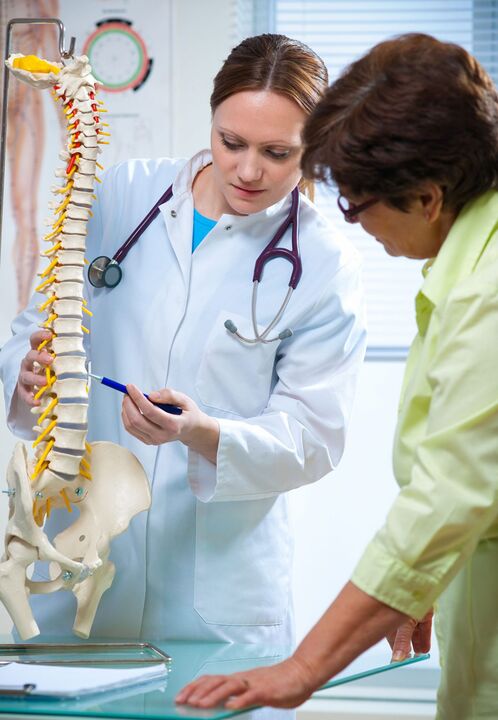 der Arzt zeigt Osteochondrose der Wirbelsäule an einem Mock-up